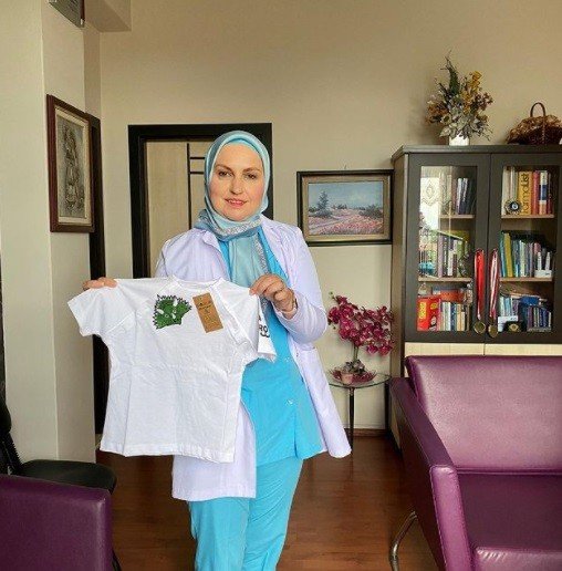 ’’Çıkarmadan Tedavi Oluyorum’’ Projesi İle Kanser Hastalarına Kolaylık Sağlayan P-shirt Tasarlandı