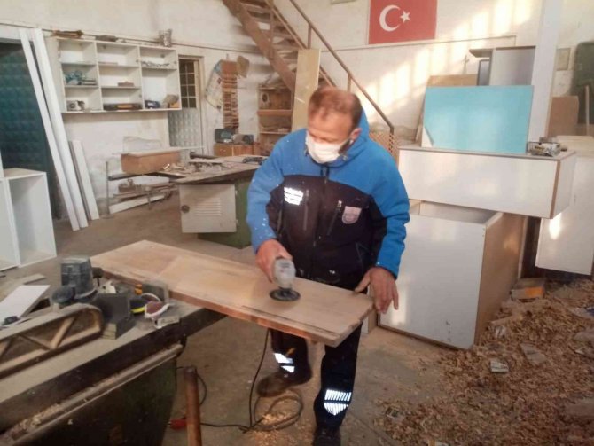 Belediye Ara Tatilde Okul Sıralarını Onardı