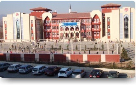 Belediye Ara Tatilde Okul Sıralarını Onardı