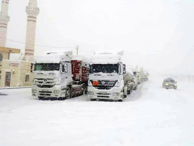 Doğuda Kar Yolları Kapadı