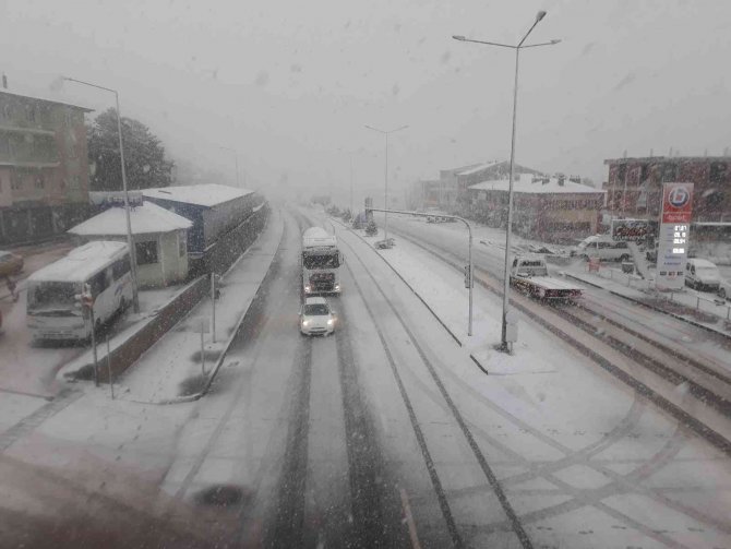 Doğuda Kar Yolları Kapadı