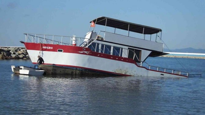 Balıkesir’de Fırtınanın İzleri Silinmeye Çalışılıyor