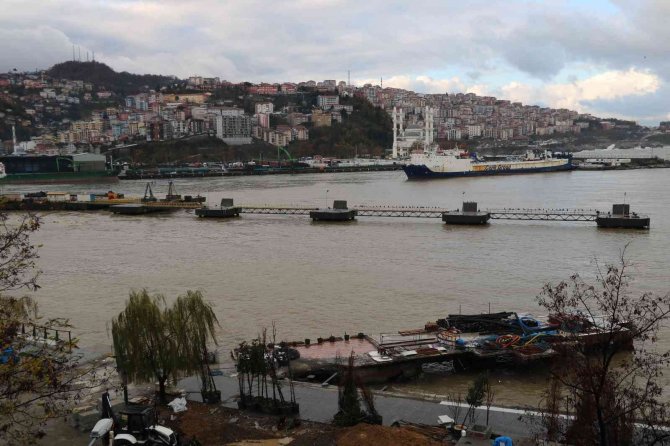 Lodos Ve Yağmurun Ardından Zonguldak Limanı Sarıya Boyandı