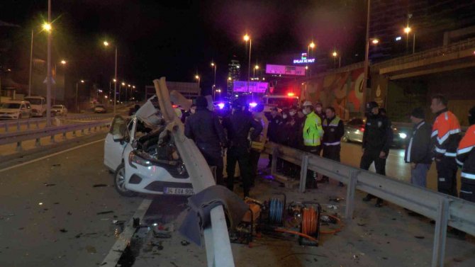 Kadıköy’de Otomobil Ok Gibi Bariyerlere Saplandı: 1 Ölü