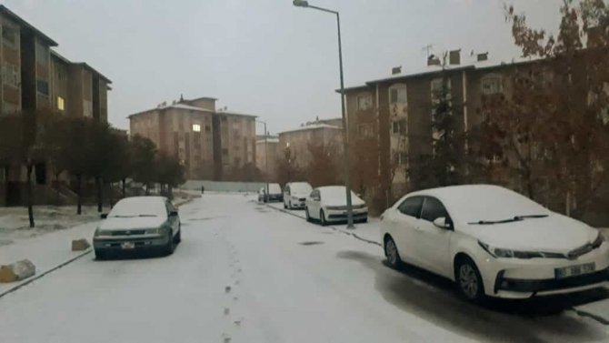 Van’ın Kent Merkezine Mevsimin İlk Karı Yağdı