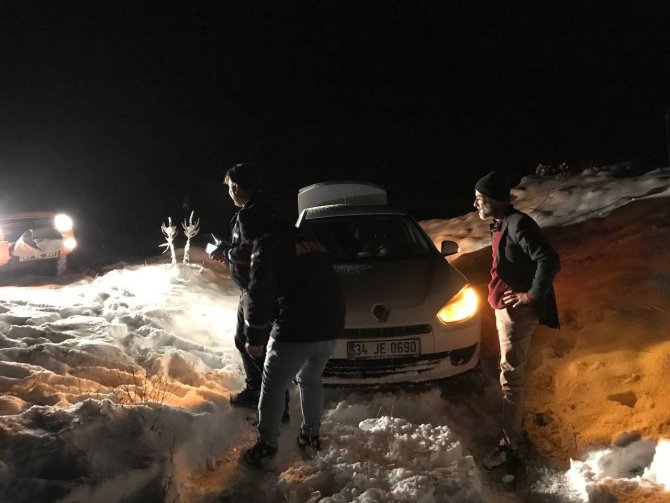 Kardan Kapanan Yolda Mahsur Kalan Yabancı Uyruklu Şahsı Afad Kurtardı