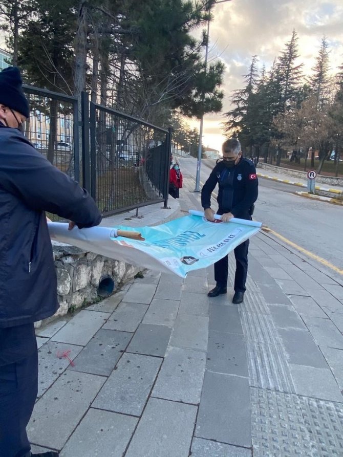 Zabıta Ekipleri Afiş Ve Pankartları Topladı