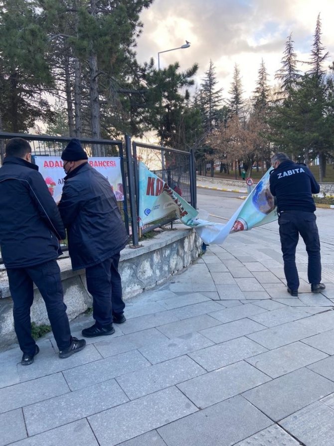Zabıta Ekipleri Afiş Ve Pankartları Topladı