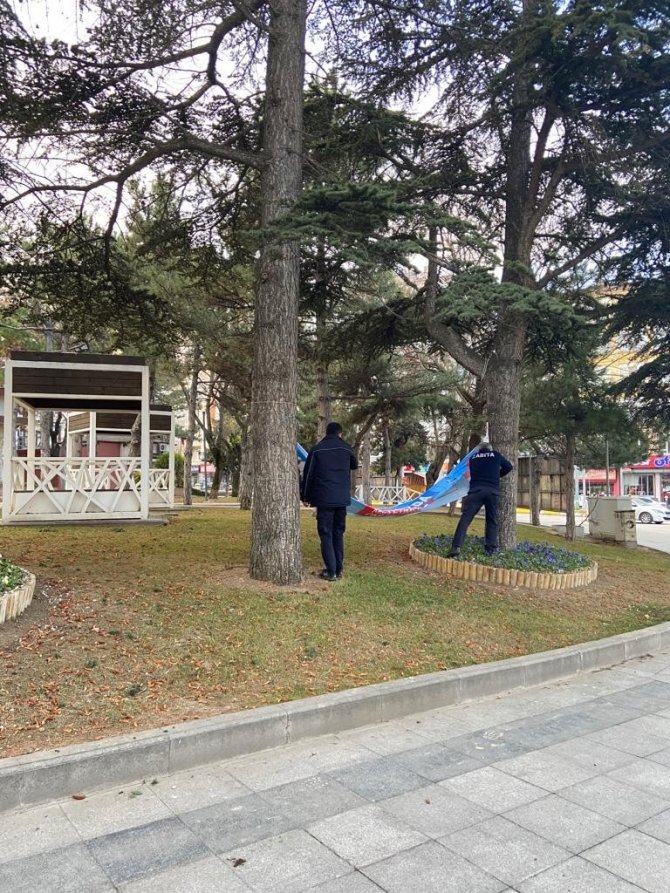 Zabıta Ekipleri Afiş Ve Pankartları Topladı