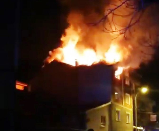 Emet’te 4 Katlı Binanın Çatı Katında Çıkan Yangın Korkuttu