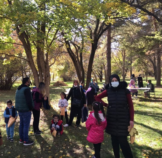 Simitler Bizden Çaylar Sizden