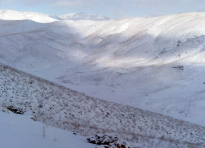 Yüksekova’nın Yüksek Kesimlerinde Kar 5 Santimetreyi Buldu