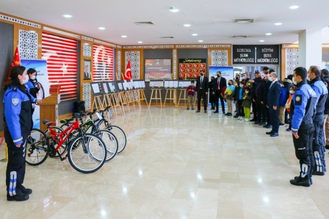 Kars’ta Dereceye Giren Öğrenciler Hediyelerini Aldı