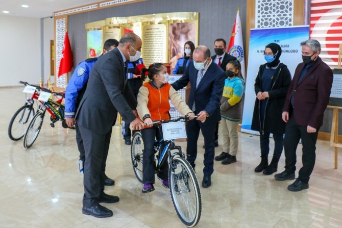 Kars’ta Dereceye Giren Öğrenciler Hediyelerini Aldı