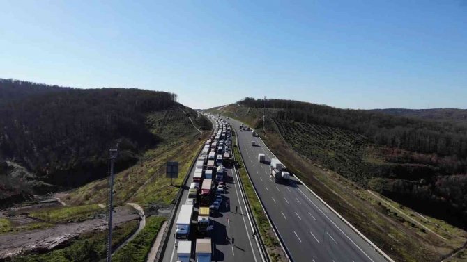 Kuzey Marmara’da Otoyolu’nda Tır Bariyerleri Biçti, 4 Şerit Trafiğe Kapatıldı