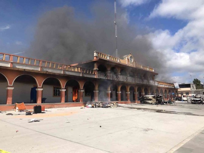 Meksika’da Belediye Başkanına Kızan Halk, Belediye Binasını Ateşe Verdi