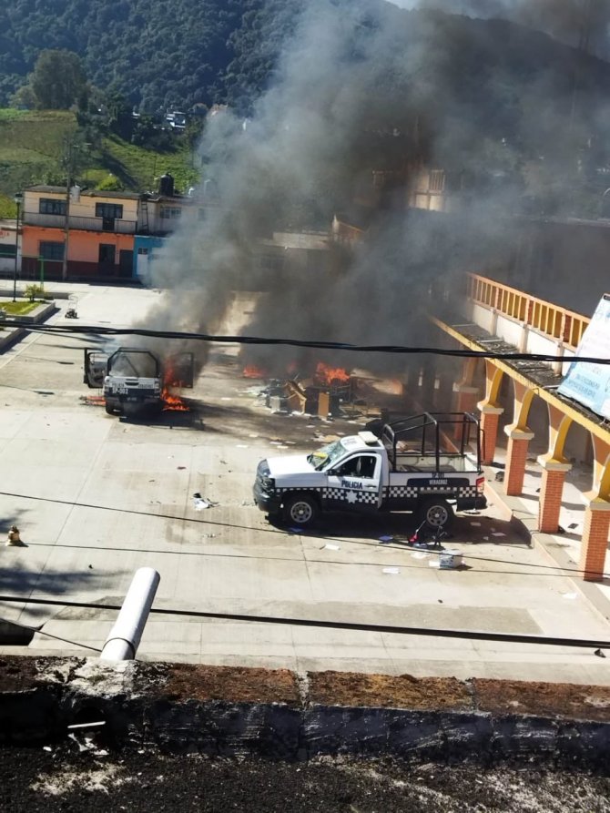 Meksika’da Belediye Başkanına Kızan Halk, Belediye Binasını Ateşe Verdi