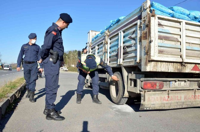 Sakarya’da Polis Ve Jandarma Ekiplerinden Kış Lastiği Denetimi
