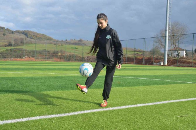 Arkadaşları İp Atlarken Genç Kadın Futbol Takımına Seçildi