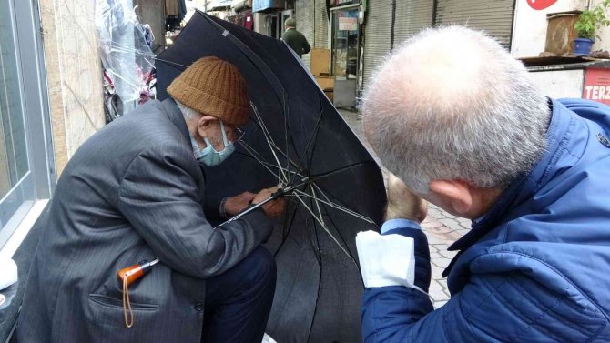 92 Yaşındaki Şemsiye Tamircisinin Azmi