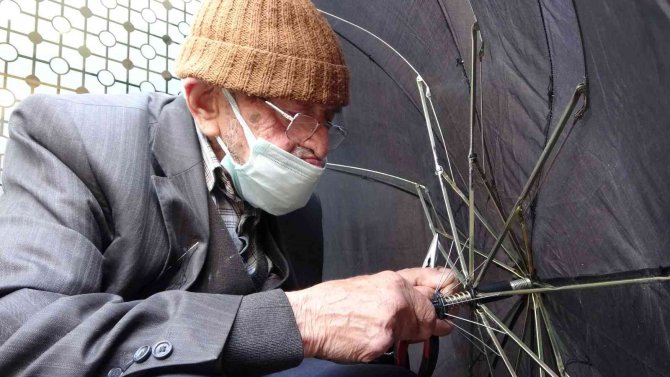 92 Yaşındaki Şemsiye Tamircisinin Azmi