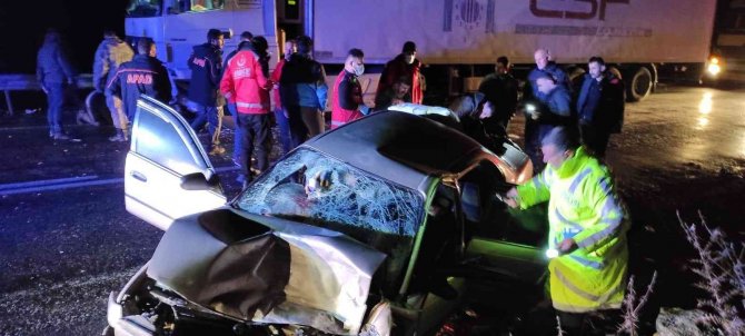 Siirt’te Otomobil İle Kamyon Çarpıştı: 1’i Ağır 6 Yaralı