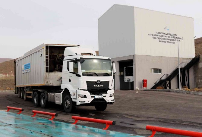 Van’da Aktarma İstasyonlarında Günde 210 Ton Çöp Toplanıyor