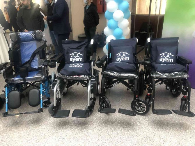 Arnavutköy Belediyesi, Yaklaşık Yüz Engelli Vatandaşa Medikal Malzeme Dağıttı