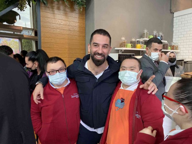 Ünlüler Üsküdar’da Down Sendromlularla Bir Araya Geldi