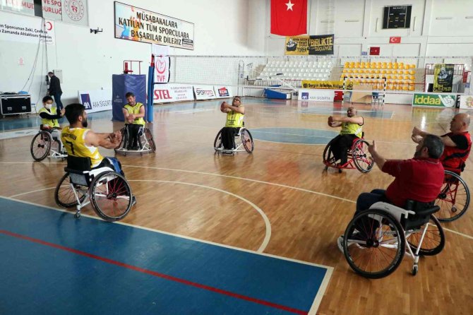 Engelleri Basketbol Oynayarak Aşıyorlar
