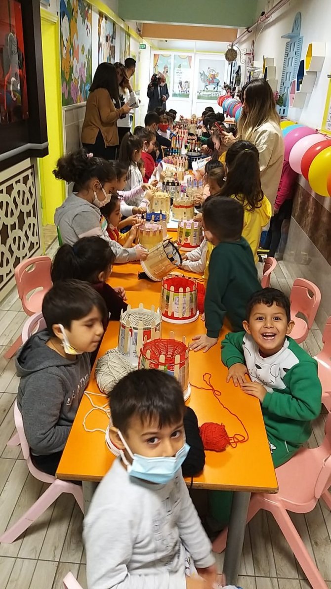 Minikler İlmek İlmek Sevgi Örüyor