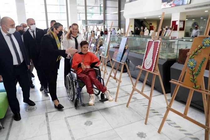 Engelli Sanatçının Ayaklarıyla Yaptığı Resimler Sergilendi