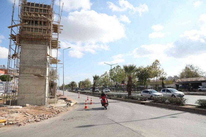 Gazi Bulvarı’nda Üst Geçit Çalışması