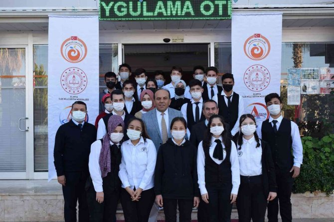Alanya’da 22 Turizm Öğrencisi Burslu Okuyor