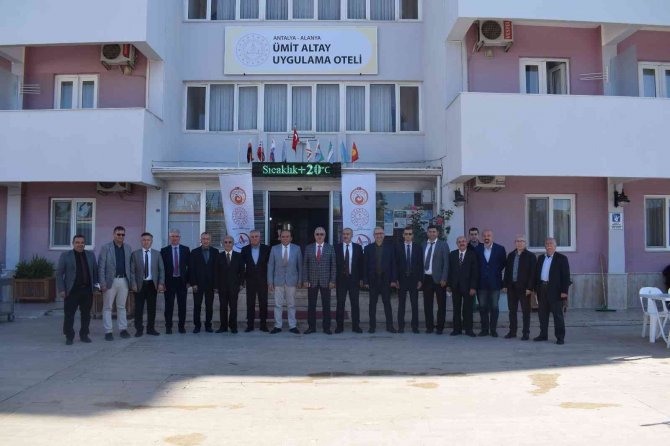 Alanya’da 22 Turizm Öğrencisi Burslu Okuyor