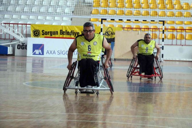 Engelleri Basketbol Oynayarak Aşıyorlar