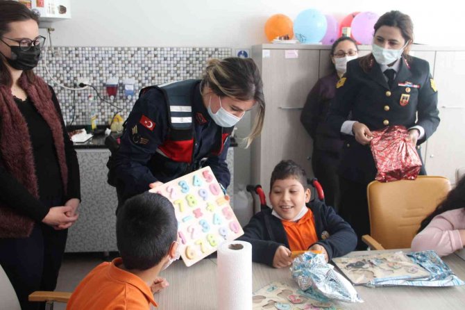 Jandarma Ekiplerinden Engelli Öğrencilere Ziyaret