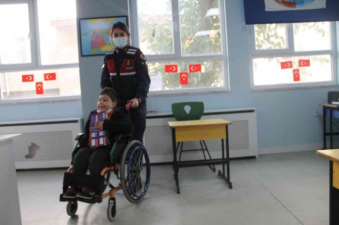 Jandarma Ekiplerinden Engelli Öğrencilere Ziyaret