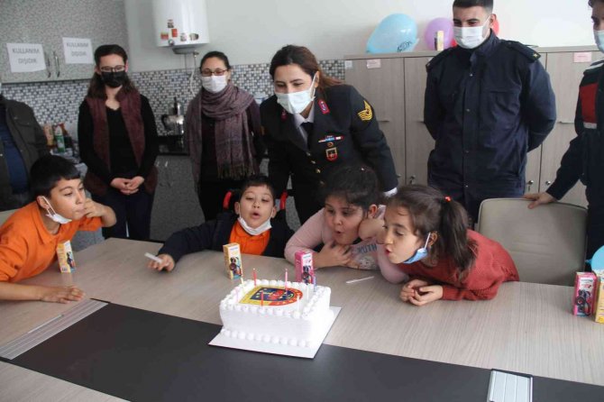 Jandarma Ekiplerinden Engelli Öğrencilere Ziyaret