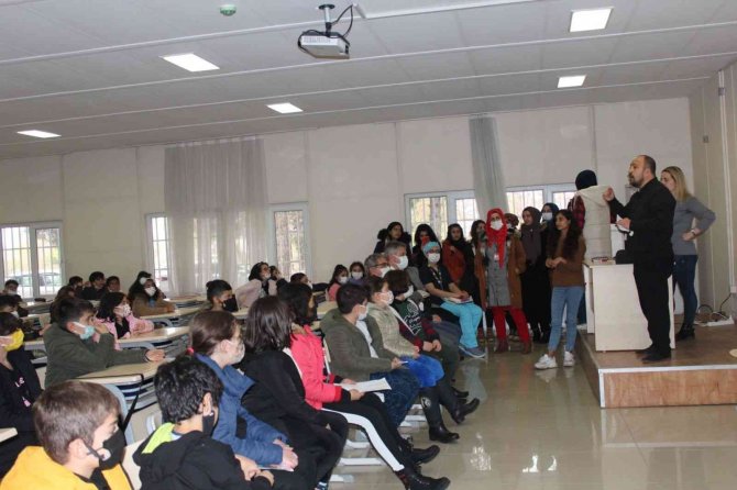 Dü’de ‘Hukukta Çocuk Hakları Ve Hukuk Alanında Kariyer Fırsatları’ Konferansı