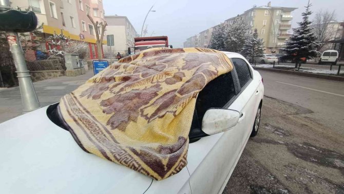 Erzurum Eksi 17 Dereceyi Gördü, Şadırvanlar, Ağaçlar Ve Duraklar Buz Tuttu