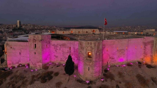 Gaziantep Kalesi Engelliler İçin Mor Renge Büründü