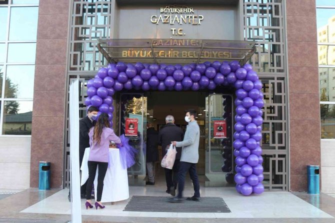 Gaziantep Kalesi Engelliler İçin Mor Renge Büründü