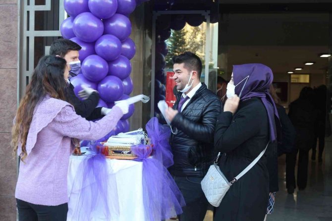 Gaziantep Kalesi Engelliler İçin Mor Renge Büründü