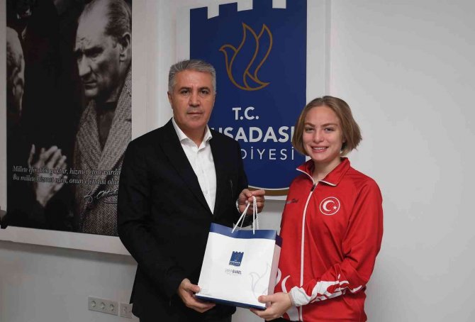 Kuşadalı Milli Karateci Akarkan, Başkan Yardımcısı Turan İle Bir Araya Geldi