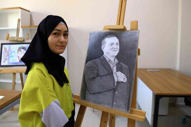 Kalem Tutmakta Zorlanırken Şimdi Resim Sergileri Açıyor