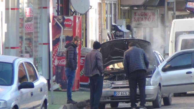 Kars Buz Kesti, Araçların Motorları Dondu