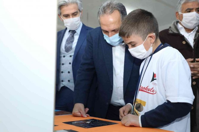 Köy Okulunda Bilim Fuarı Heyecanı