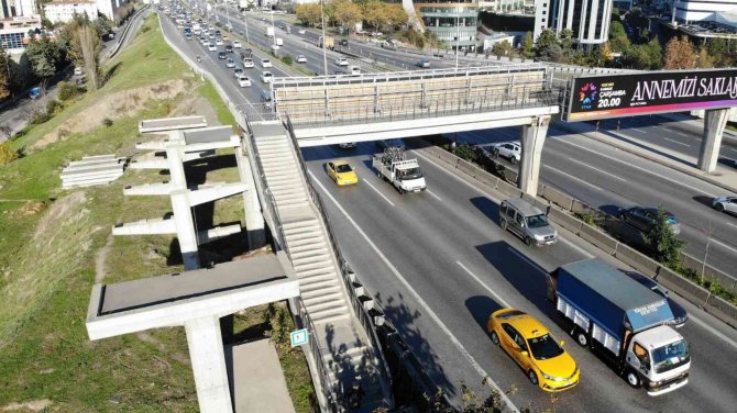 Maltepe’de Filmlere Konu Olacak Üst Geçit: Çıkışı Var İnişi Yok, 3 Yıldır Yapılmıyor