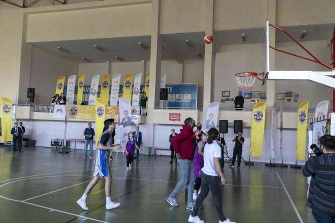 Büyükşehir Belediyesinin Basketbolcuları, Genç Yeteneklerle Buluştu